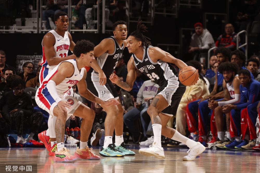 库里哽咽：我爱你一哥！你的球衣退役让我意识到我们都老了.